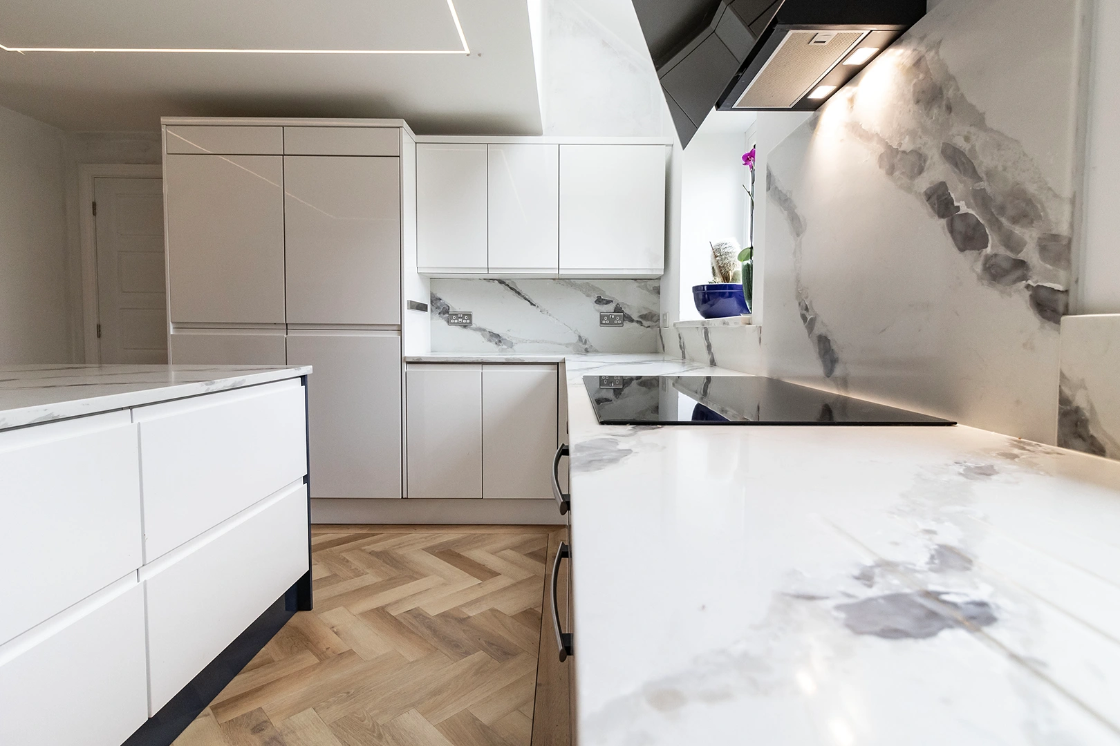 What Actually Makes Calacatta Quartz Different (and When It’s Worth the Premium)